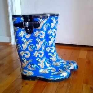 EUC Nomad rain boots. Women's size 9. Barely worn. Blue paisley